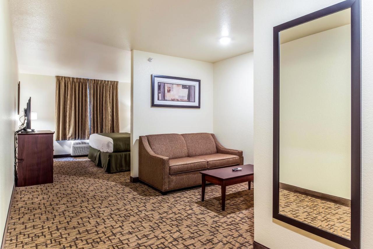 Cobblestone Hotel & Suites - Hutchinson Exterior foto